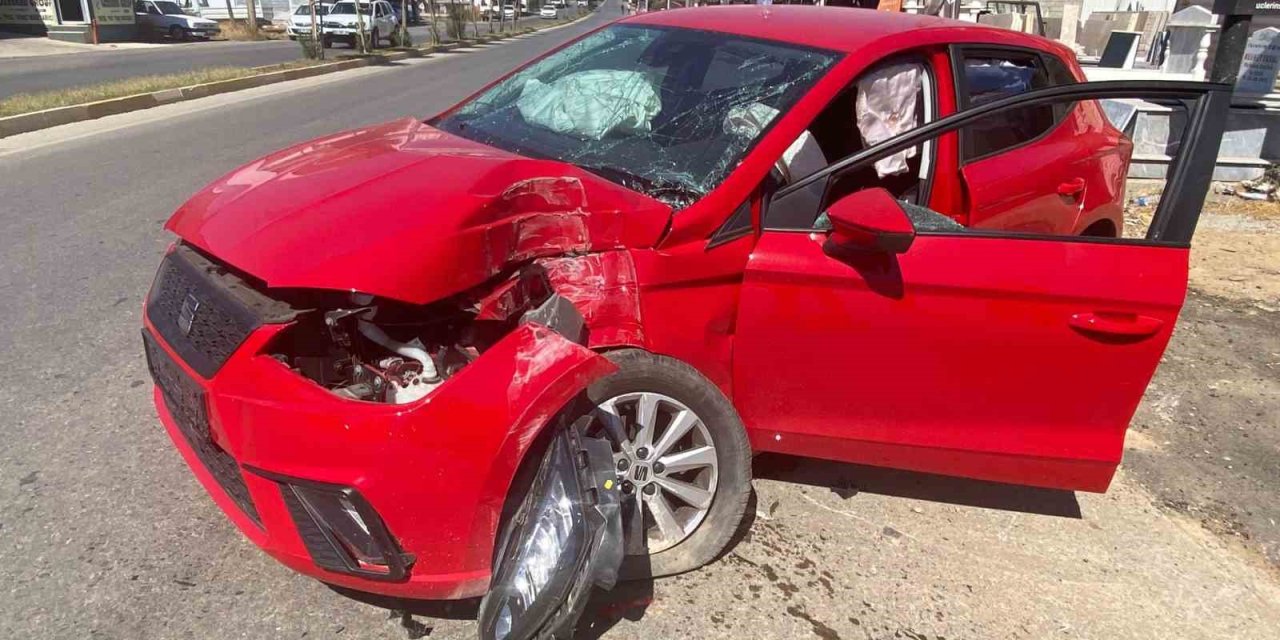 Serik’te İki Otomobil Kavşakta Çarpıştı: 1 Yaralı