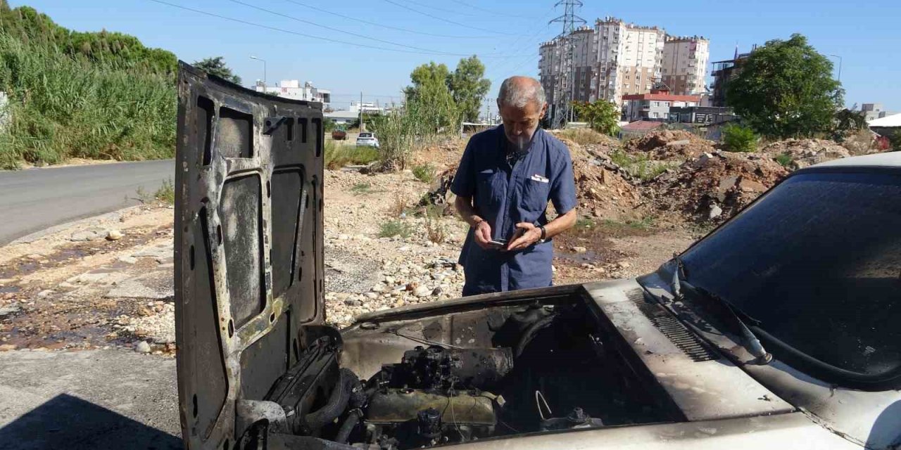 Antalya’da Yanan Araç Kullanılamaz Hale Geldi