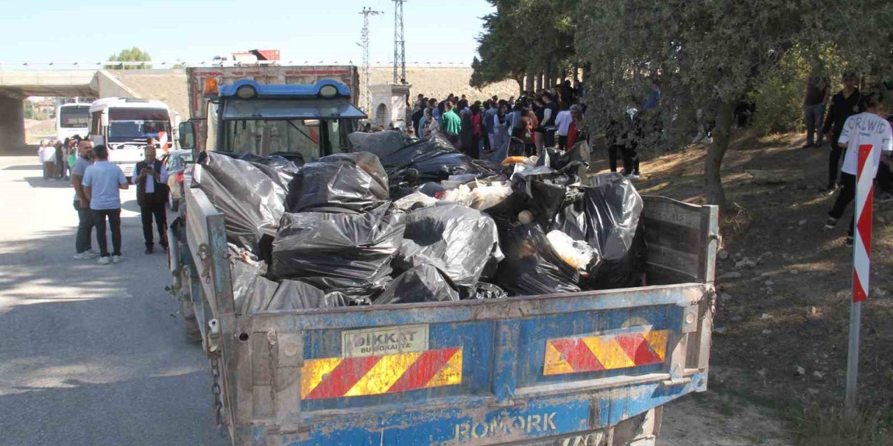 Lise Öğrencileri Ormanlık Alanı Temizlemek İçin Seferber Oldu