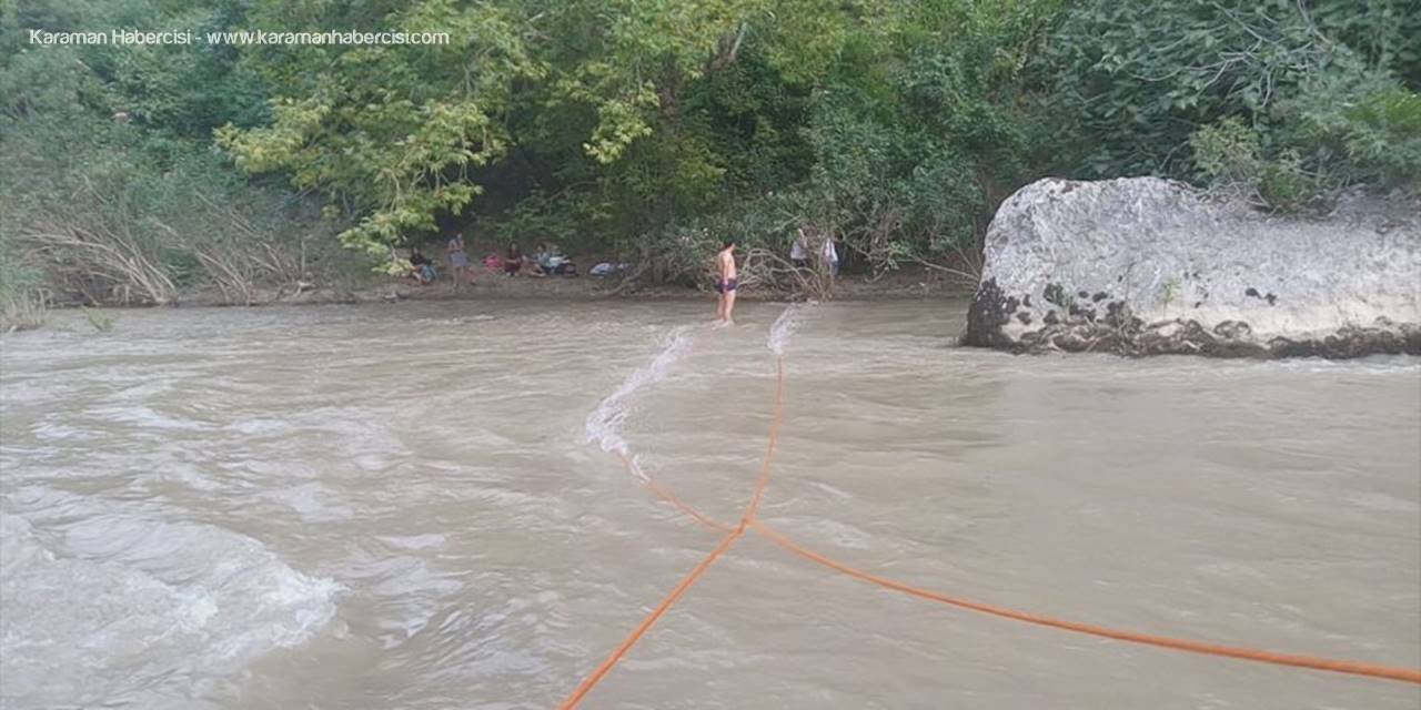 Mersin'de Irmakta Mahsur Kalan Aile Kurtarıldı