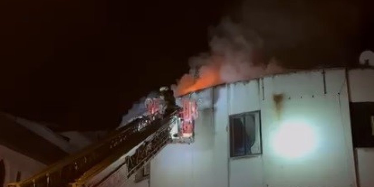 Asırlık Çarşıda İş Yeri Bacasında Çıkan Yangın Paniğe Neden Oldu