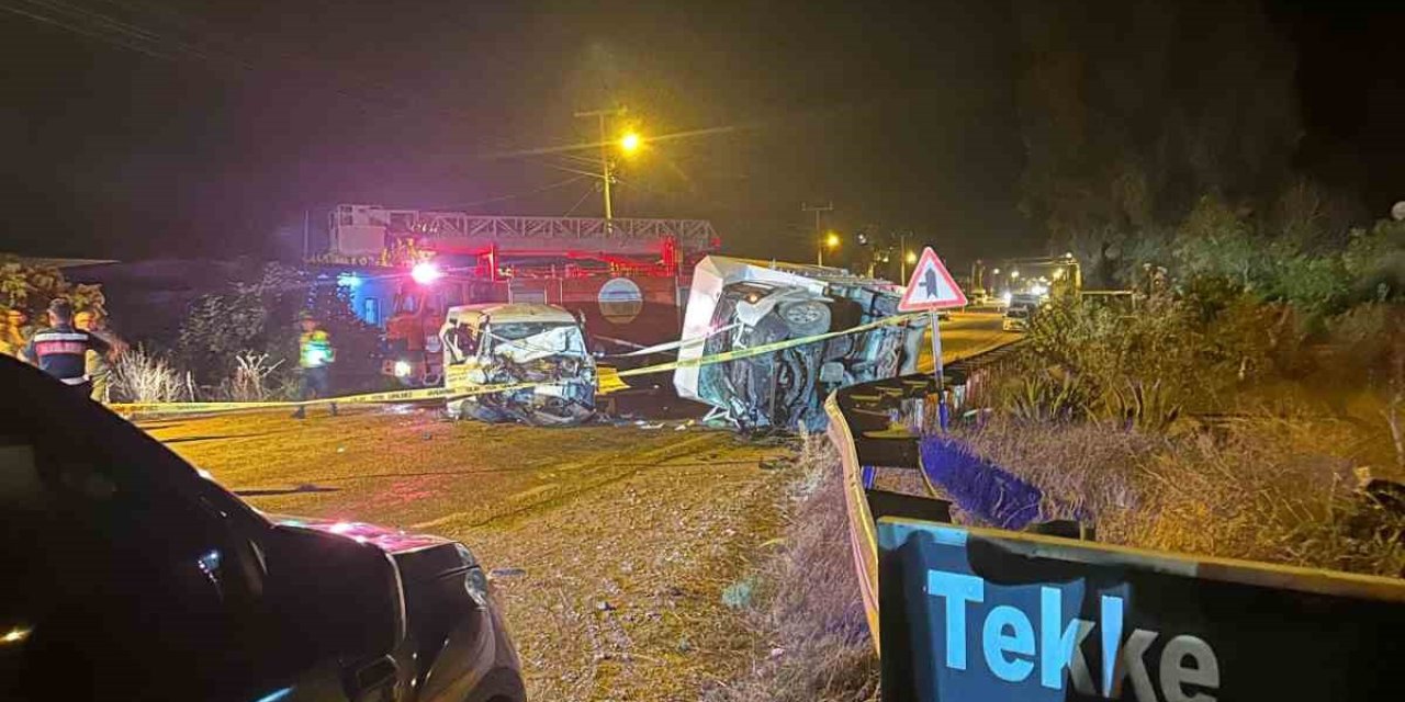 Kamyonet İle Ticari Araç Çarpıştı: 5 Yaralı