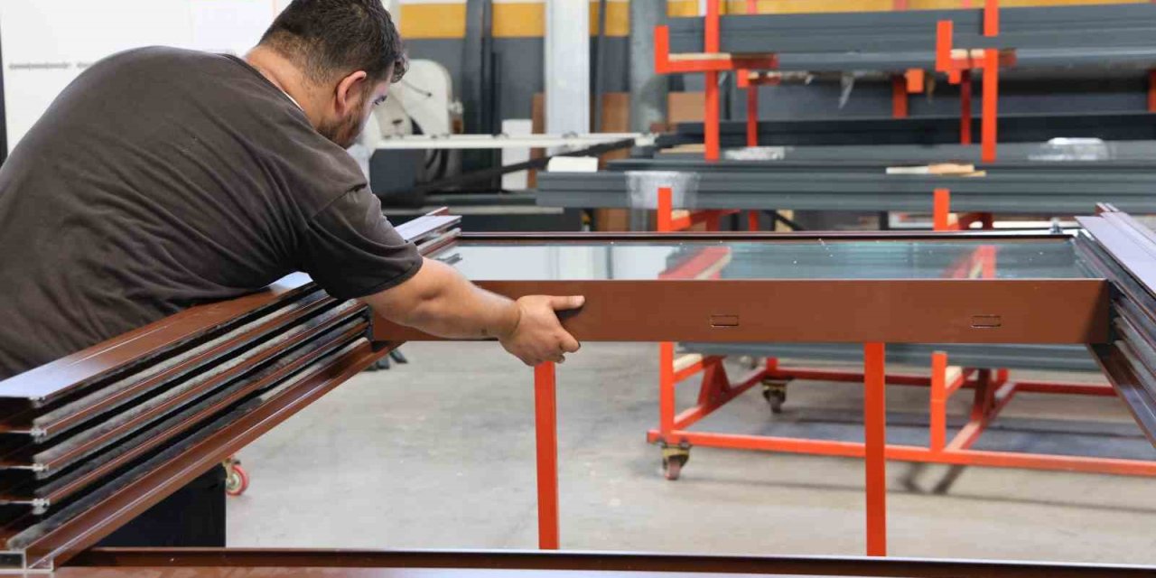 Türkiye’nin 81 İlinde Kullanılan Cam Balkon Ve Gölgelendirme Sistemlerini Üretmek İçin Özenle Çalışıyorlar