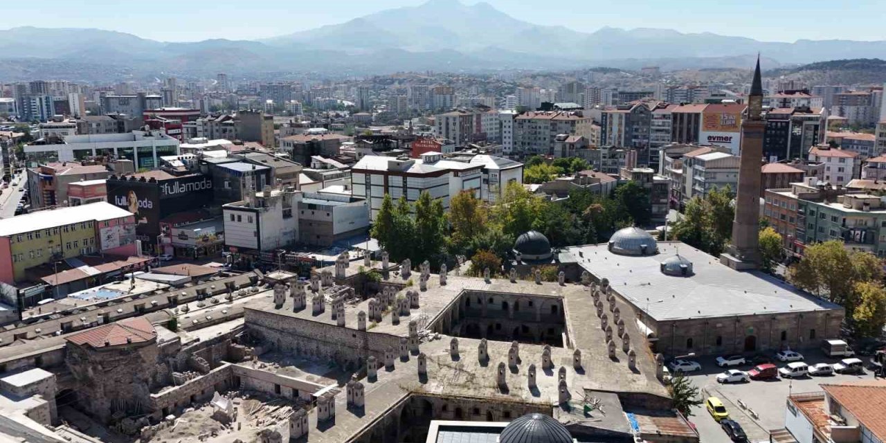 8 Asırlık Cami Kebir, Aslına Uygun Kapılarına Kavuştu