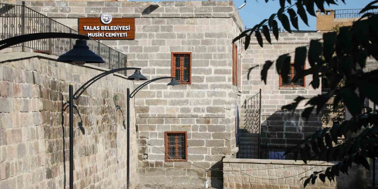 Bağlama Öğrenmek İsteyenler Talas Musiki Cemiyeti’ne