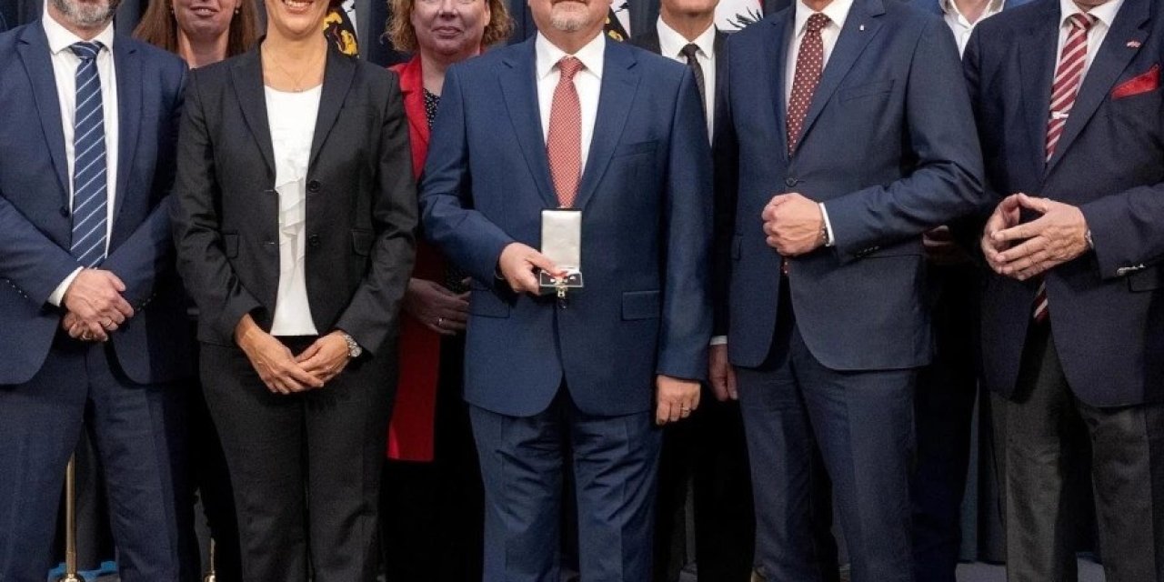 Esogü Hukuk Fakültesi Öğr. Üyesi Prof. Dr. Alpay Hekimler’e Avusturya Eyalet Devlet Nişanı