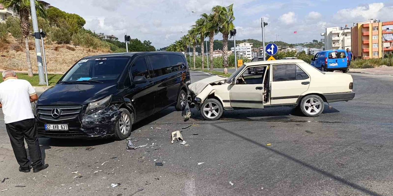 Tur Minibüsüyle Çarpışan Otomobilin Yaralı Sürücüsü Hastaneye Gitmeyi Kabul Etmedi