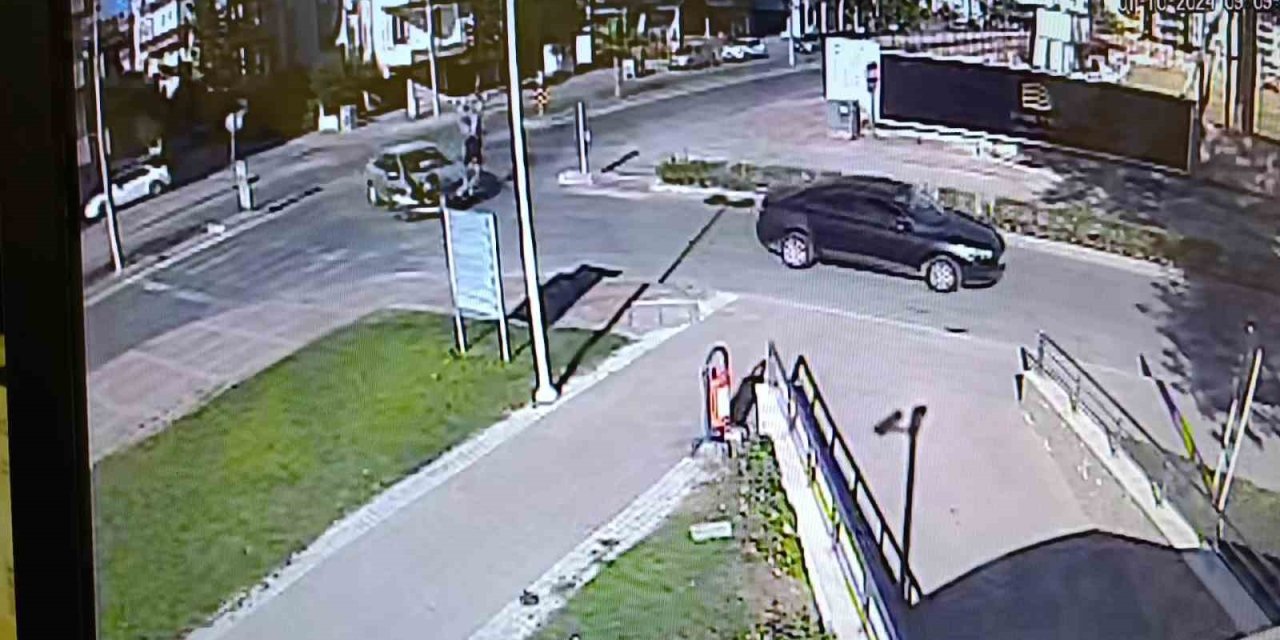 Otomobile Çarpan Motosikletteki Anne İle Oğlu Metrelerce Havaya Fırlayıp Savruldu