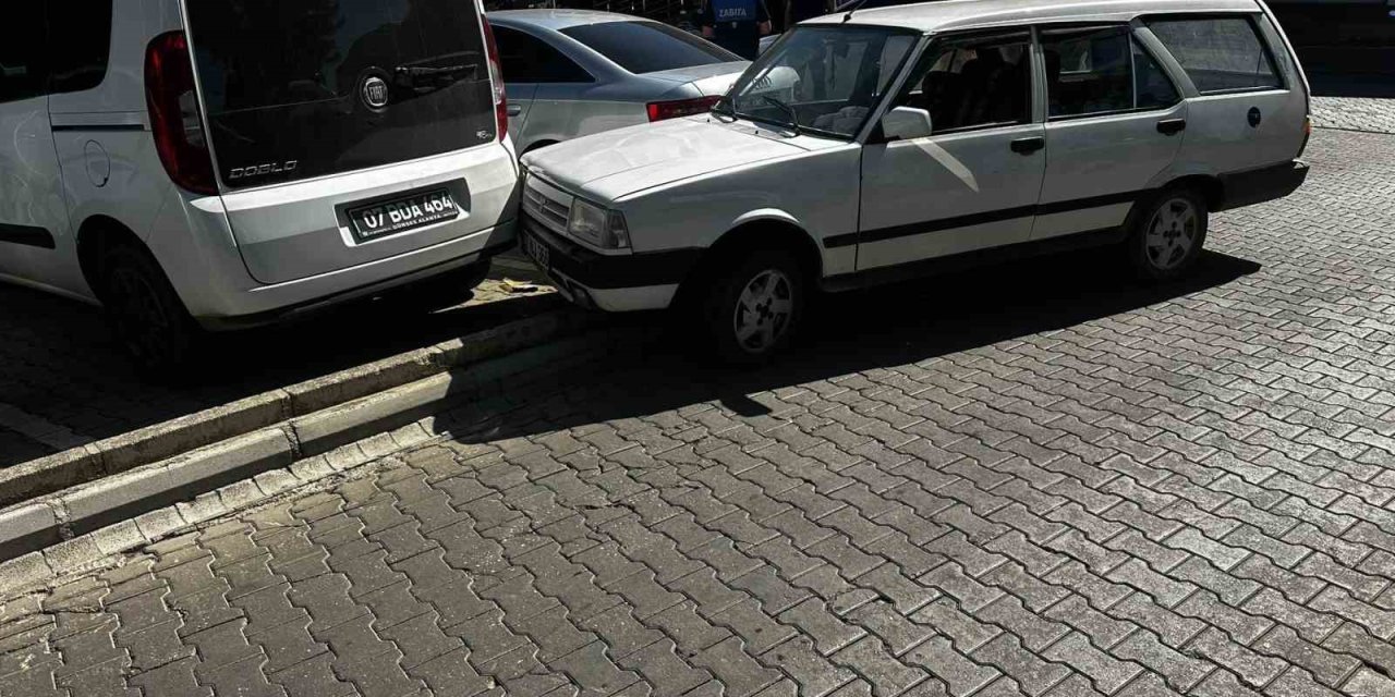 Alkollü Sürücü Belediye Başkanı’nın Makam Aracı Ve Belediyeye Ait Hizmet Aracına Çarptı