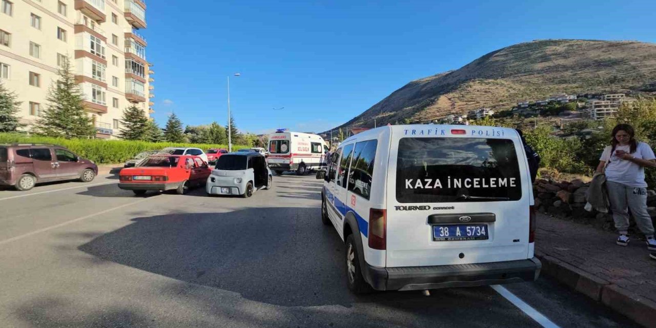 Mini Aracın Çarptığı Yaşlı Adam Ağır Yaralandı