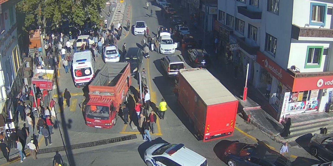 Freni Patlayan Traktör 2 Araca Çarptı: 2 Yaralı