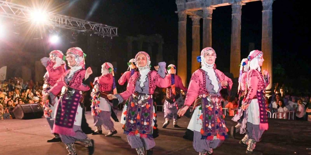 8. Uluslararası Halk Dansları Festivali Başladı