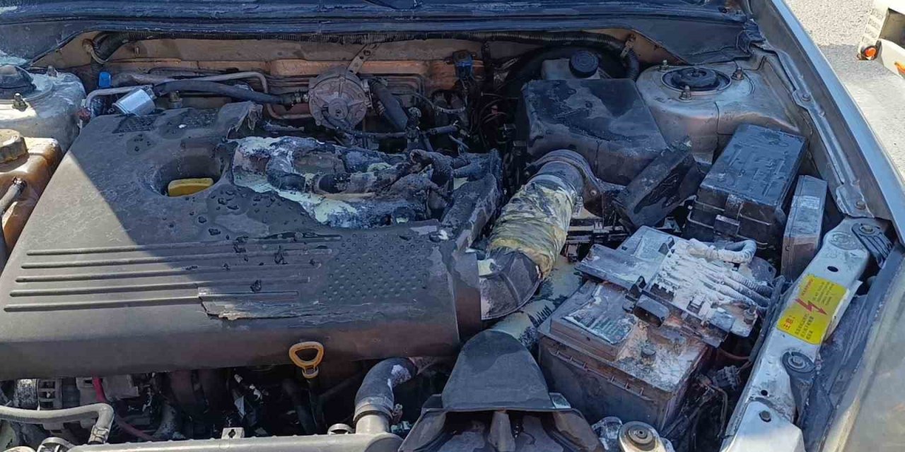 Seyir Halinde Alev Alan Otomobil Vatandaşlar Tarafından Söndürüldü