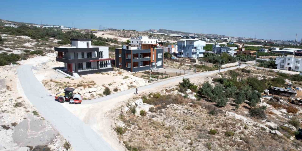 Akdeniz Belediyesi, Evci Mahallesi’nin Yollarını Soğuk Asfaltla Kaplıyor