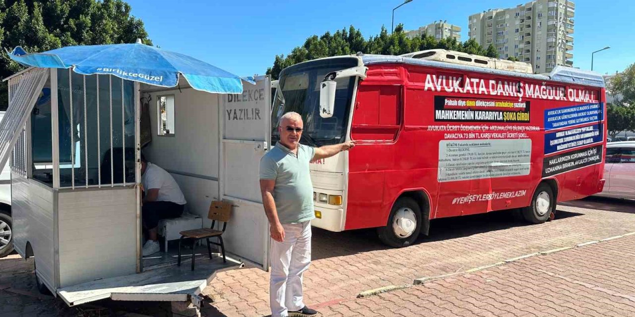 Adliye Önünde Üzerinde ‘avukata Danış, Mağdur Olma’ Yazılı Meçhul Otobüs, Arzuhalcileri Kızdırdı