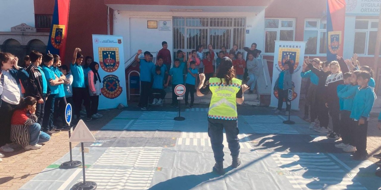 Jandarmadan Öğrencilere Trafik Bilinci Eğitimi