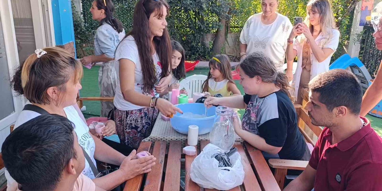 Çocuklarla Birlikte Alçıdan Biblo Yaptılar