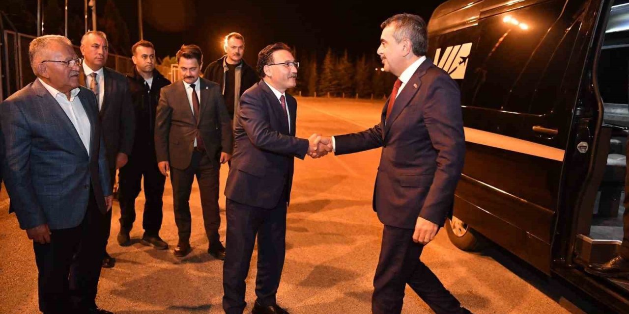 Bakan Tekin Tasarruf Tedbirlerine Uydu, Uygulama Otelinde Kaldı