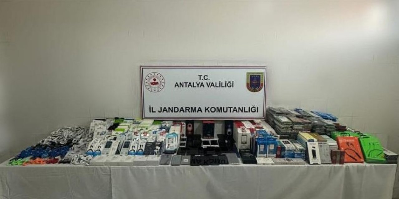 Antalya’da Çok Miktarda Kaçak Elektronik Eşya Ele Geçirildi