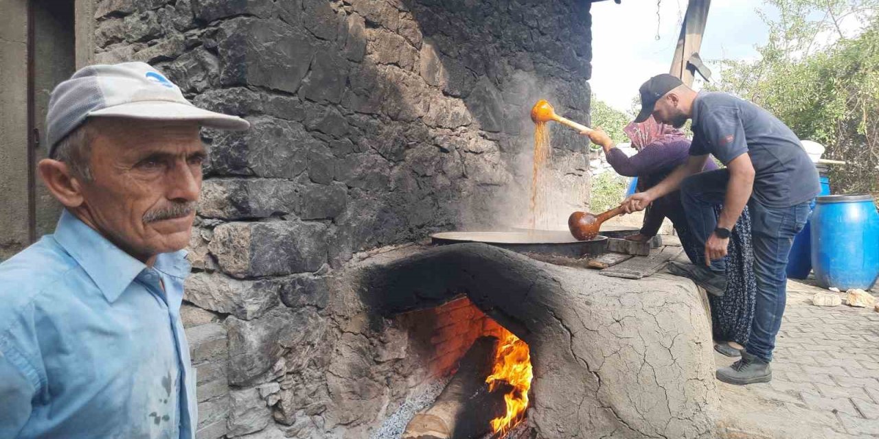 Konya’da Köy Ocağında İmeceyle Pekmez Yapılmaya Devam Ediliyor