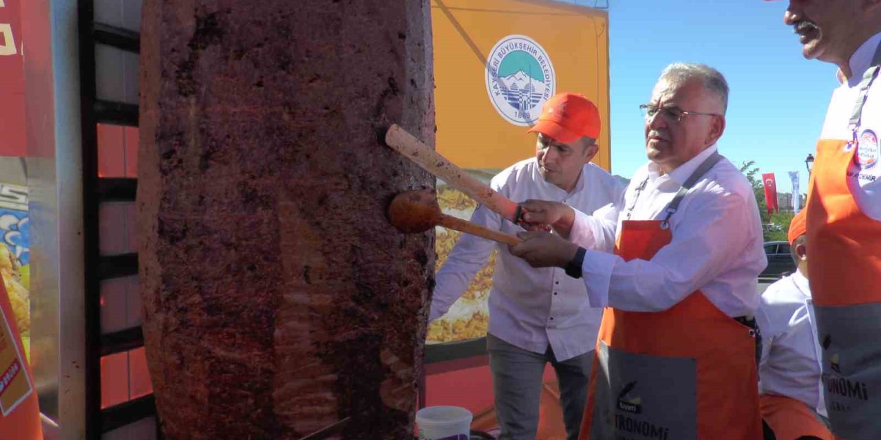 Kayseri Gastronomi Günleri’nde 1 Ton Sucuk Döner Dağıtıldı