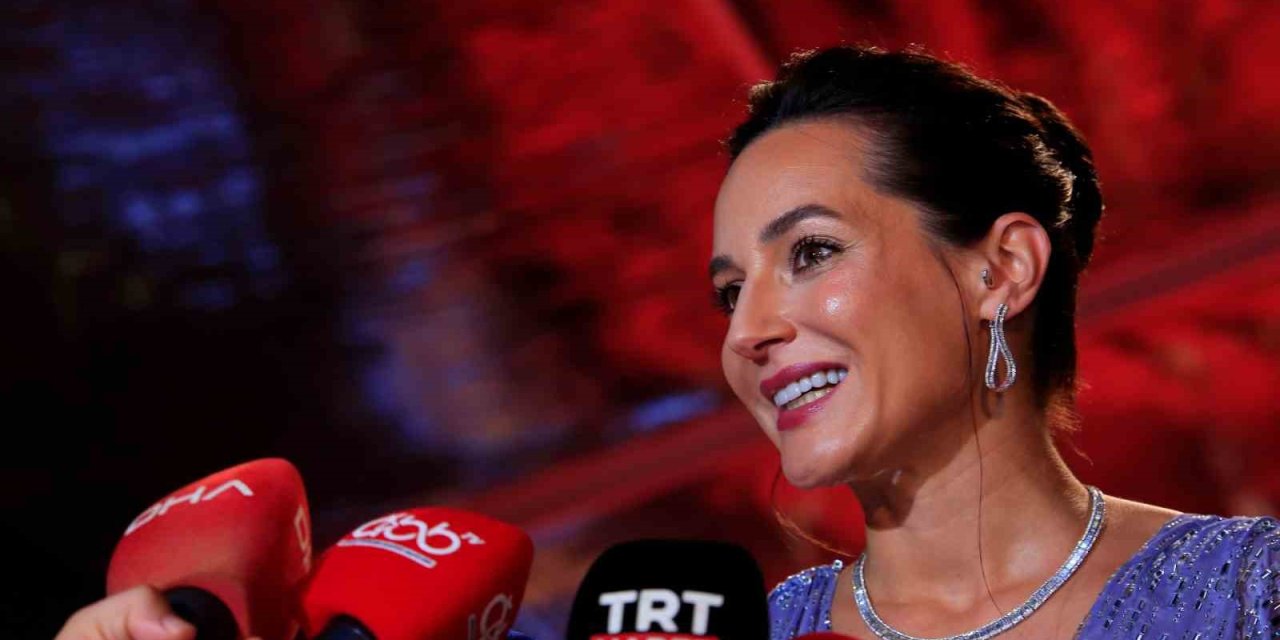 Altın Portakal Kırmızı Halıda Şıklık Yarışı