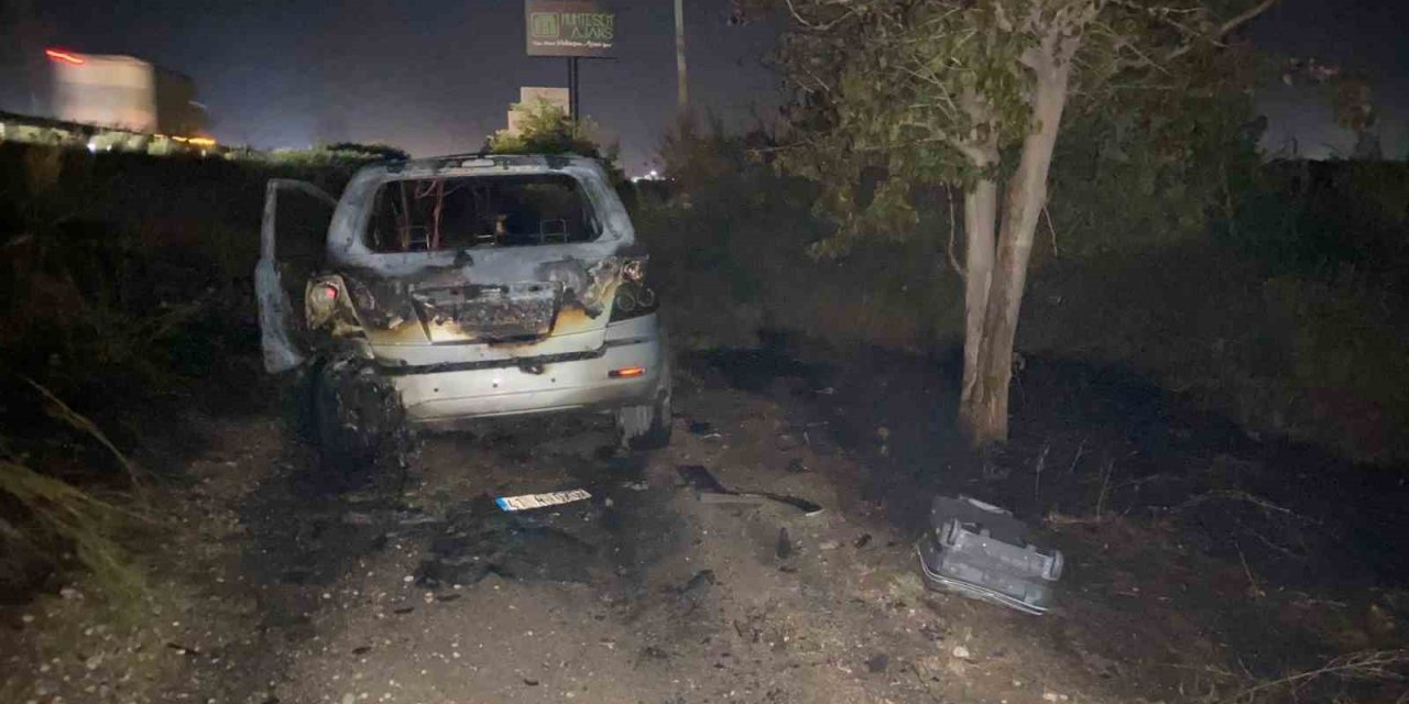 Araç İçerisine Dökülen Benzin Alev Aldı, Cip Küle Döndü