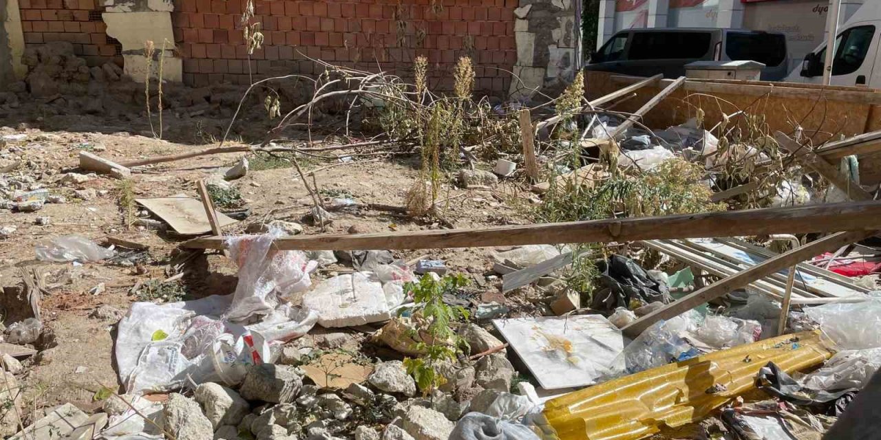 Eskişehir’de Boş Araziye Atılan Çöplere Tepki