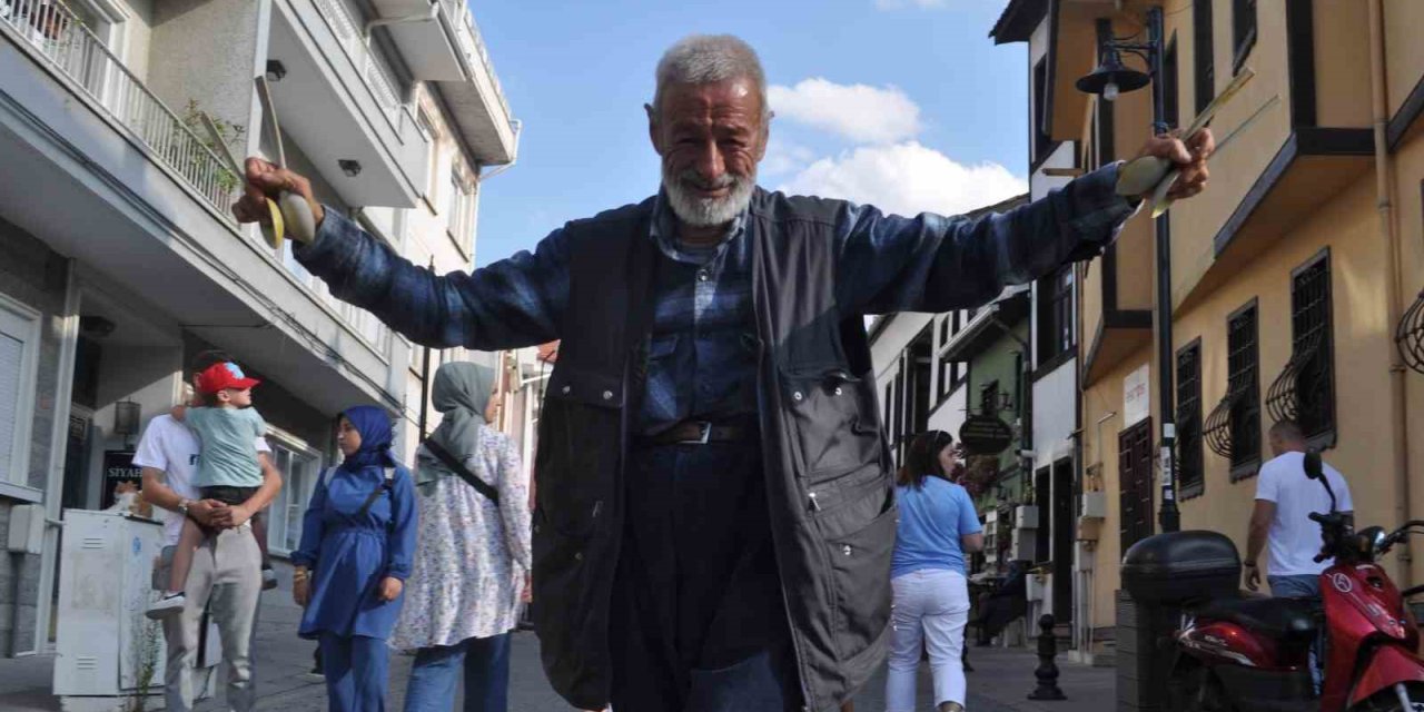 Hamallıktan Kalan Boş Vaktini Sokaklarda Dans Ederek Kazanca Dönüştürüyor