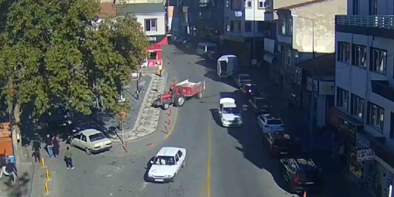 Kontrolden Çıkan Traktör, Önce Araçlara Çarptı Sonra Kaldırıma Çıktı