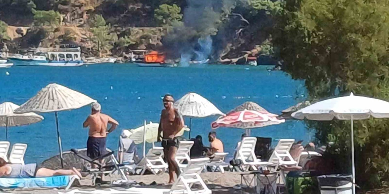 Alev Alan Tur Teknesi Sulara Gömüldü