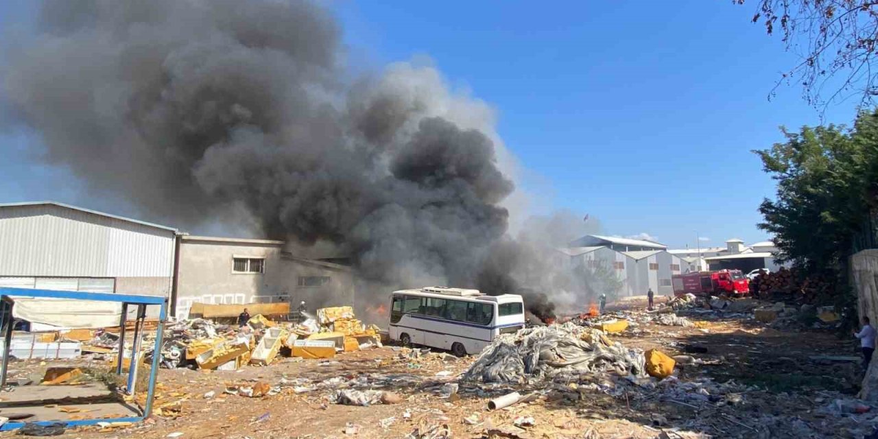 Sanayide Çıkan Yangında Gökyüzünü Siyah Dumanlar Kapladı
