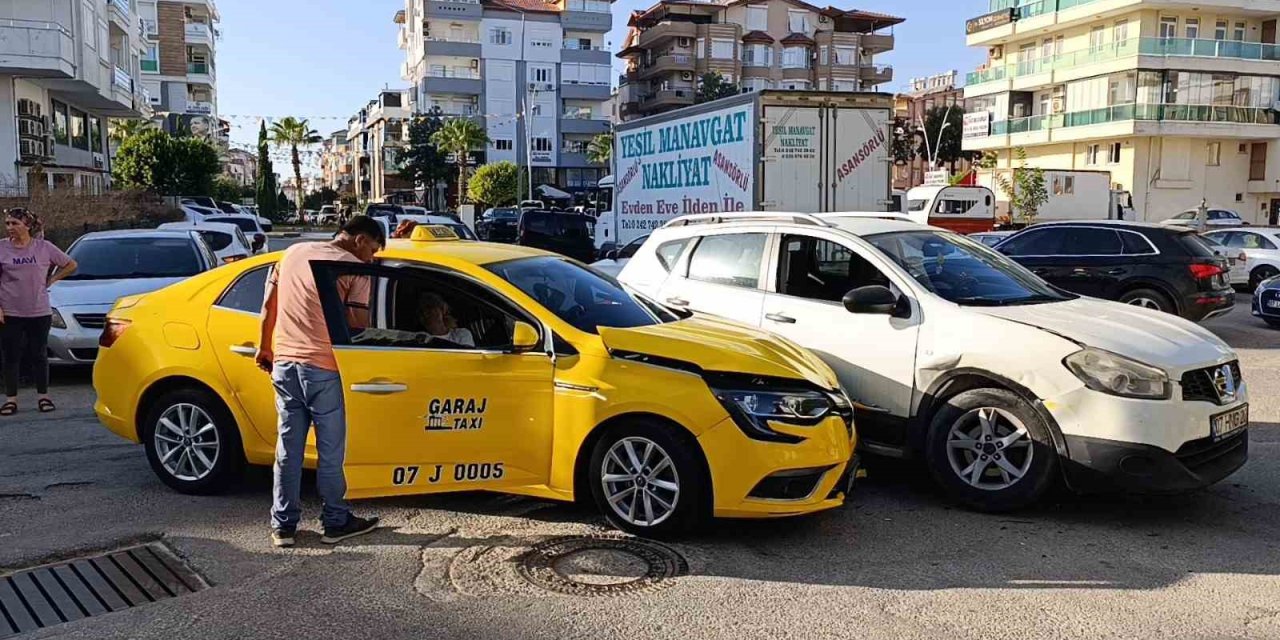 Otomobil İle Ticari Taksi Çarpıştı: 1 Yaralı