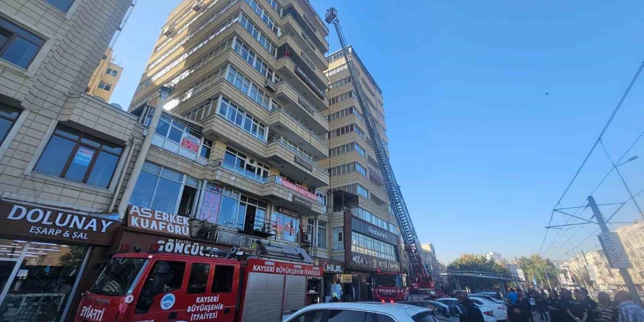 İş Yerinin Terasında Çıkan Yangını İtfaiye Söndürdü