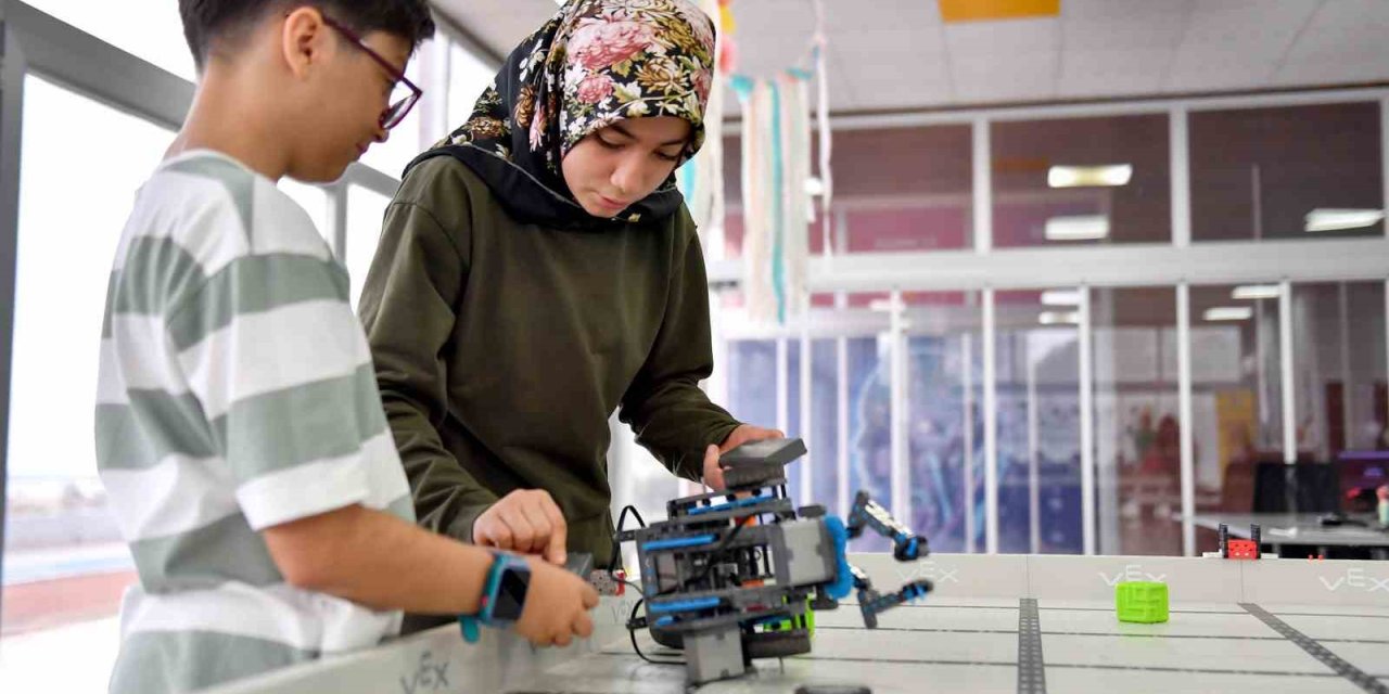 Bilim Atölyelerinde Geleceğin Bilim İnsanları Yetişiyor