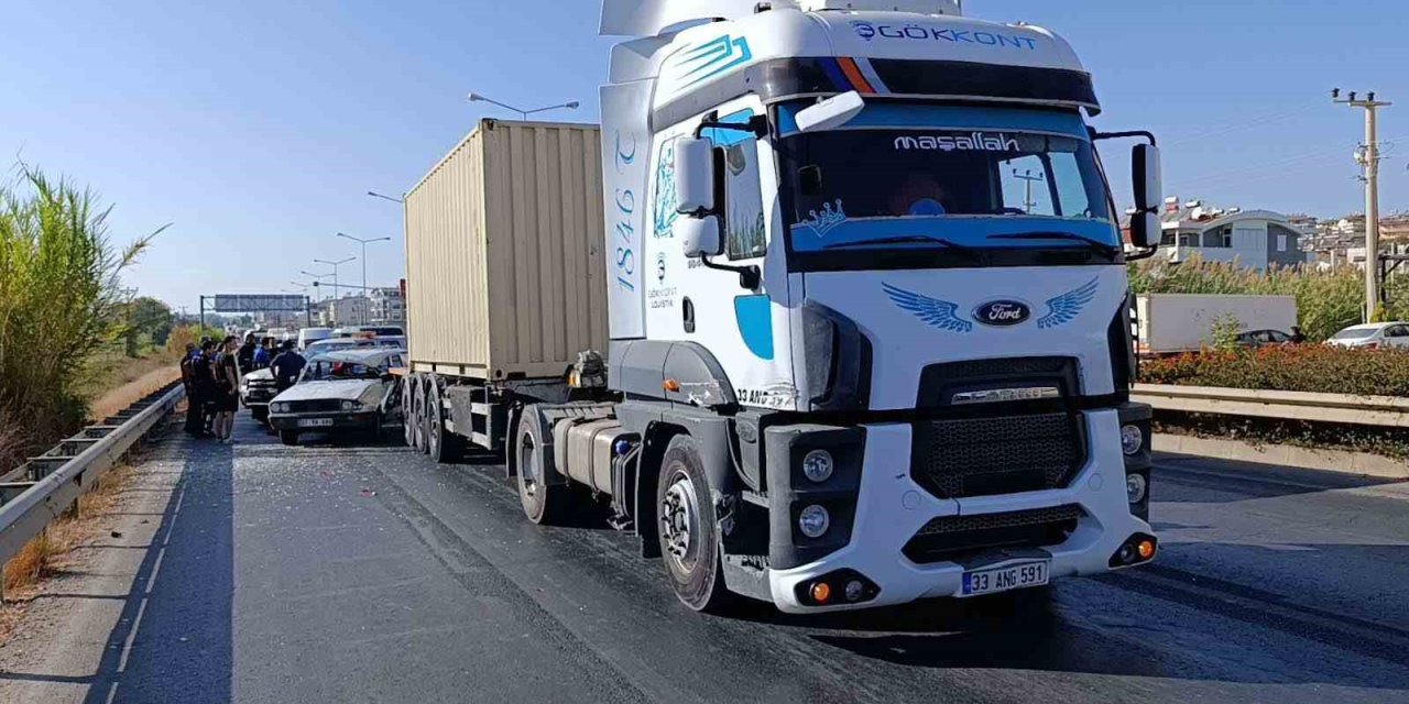 Otomobil Tıra Arkadan Çarptı, Sürücü Ucuz Kurtuldu