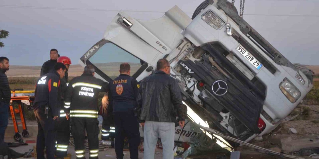 Konya’da Kontrolden Çıkan Tır Devrildi: 2 Yaralı