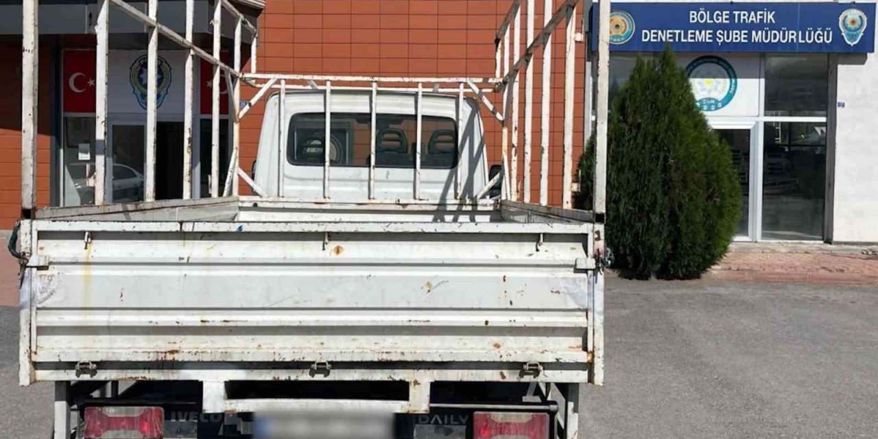 Seyir Halinde Kasasından Merdiven Düşen Kamyonet Bulundu