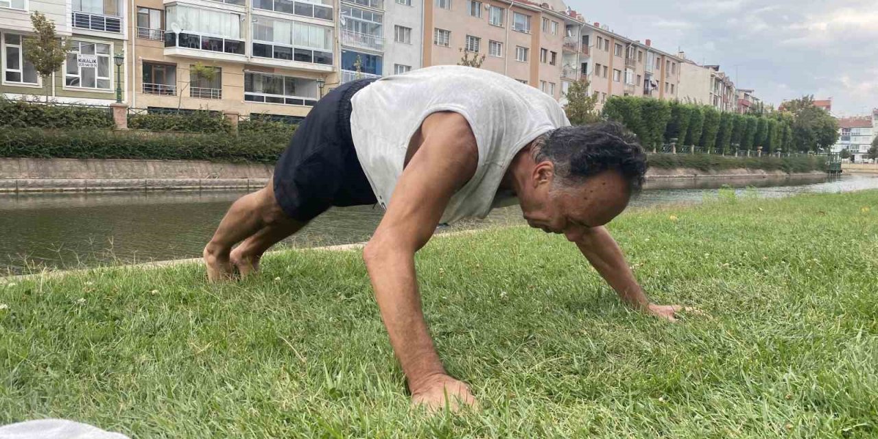 Porsuk Çayı’nın Kenarında Düzenli Spor Yapan 69 Yaşındaki Adam, Gençlere Taş Çıkartıyor