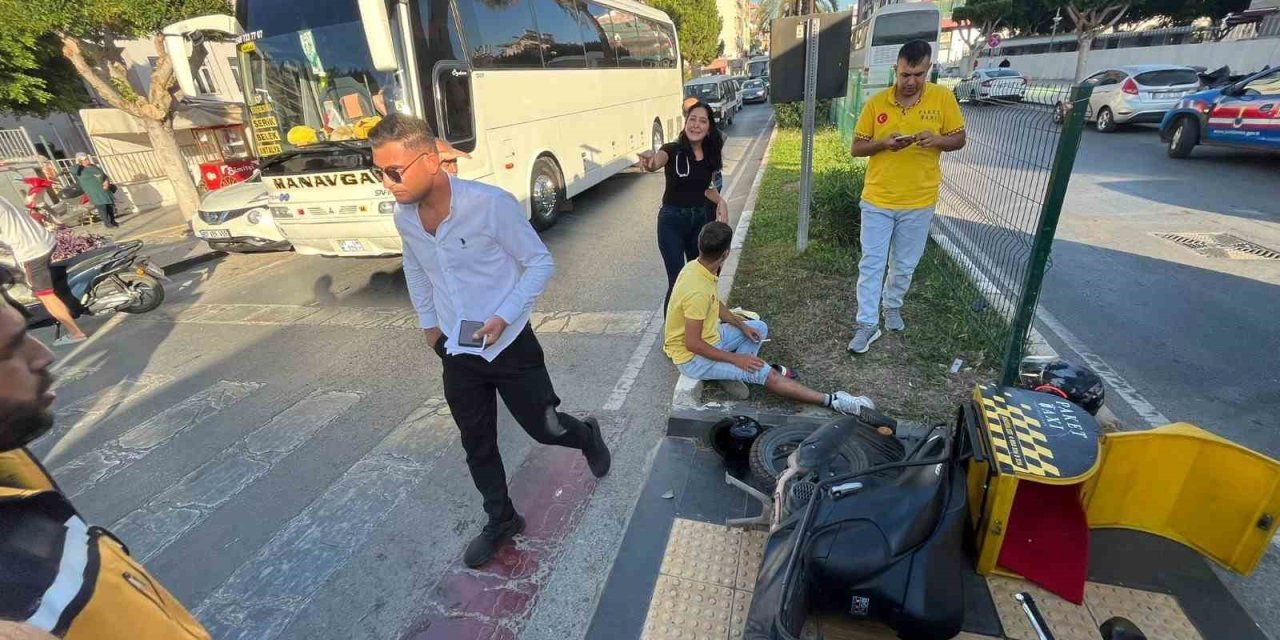 Manavgat’ta Adliye Önünde Motosikletler Çarpıştı: 3 Yaralı