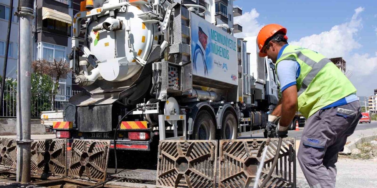Mersin’de Yağışlara Karşı Izgara Temizlikleri Yapılıyor