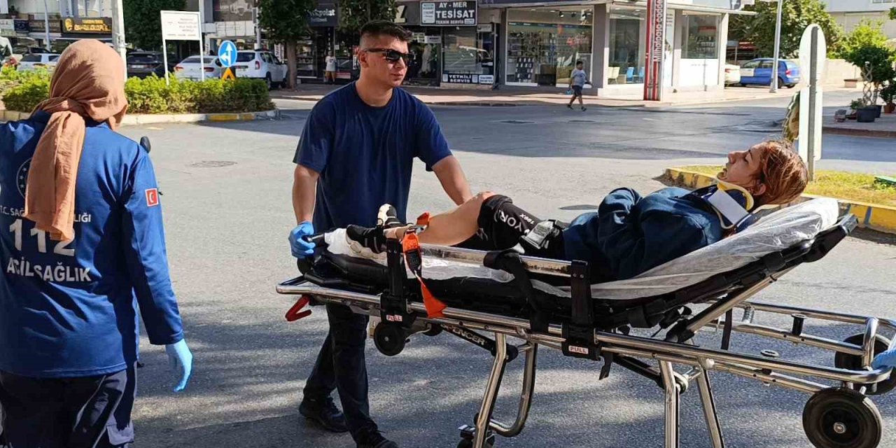 Antalya’da ’u’ Dönüşü Yapan Otomobille Çarpışan Motosikletli Yaralandı