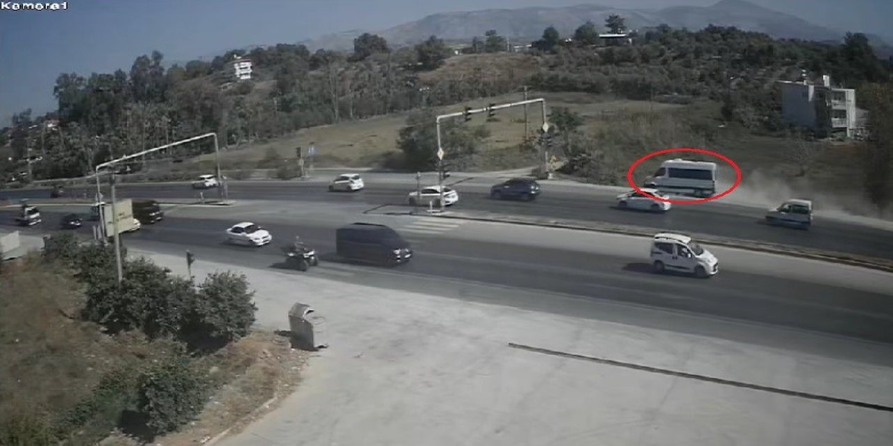 Trafik Işıklarında Bekleyen Araçları Son Anda Fark Etti, Şarampole Yuvarlanmaktan Kıl Payı Kurtuldu