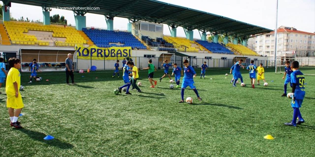 Çocukların Futbolculuk Hayallerini Gerçekleştiriyorlar