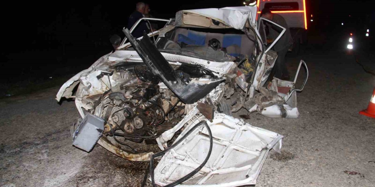 Konya’da Otomobille Çarpışan Traktör İkiye Bölündü: 1 Ölü, 1 Yaralı