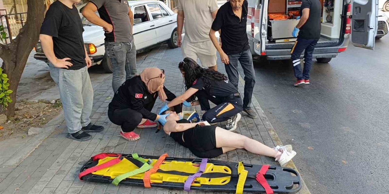 Antalya’da Motosiklet Kaldırıma Çarparak Devrildi, Genç Kız Yaralandı