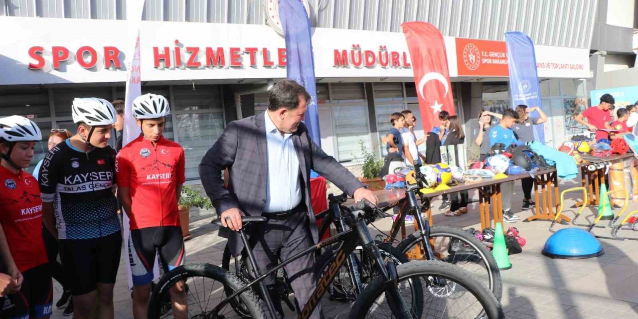 Kayseri’de Sporculara Malzeme Dağıtımı