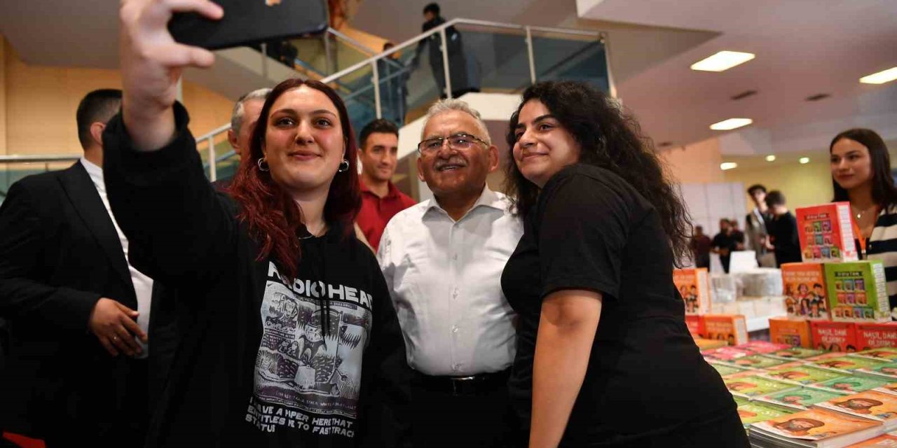 Başkan Büyükkılıç, Kitap Fuarı’nda Kitapseverlerle Buluştu