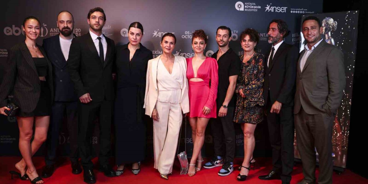 Altın Portakal Film Festivali Kırmızı Halı Geçidinde Şıklık Yarışı