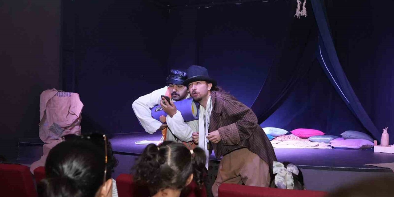 Tarsus’ta Çocuklar Tiyatro İle Buluşuyor